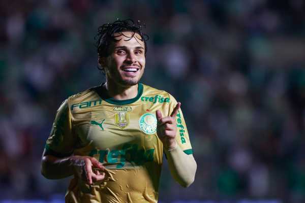 Veiga empata recorde de Edmundo com 99 gols pelo Palmeiras após hat-trick.