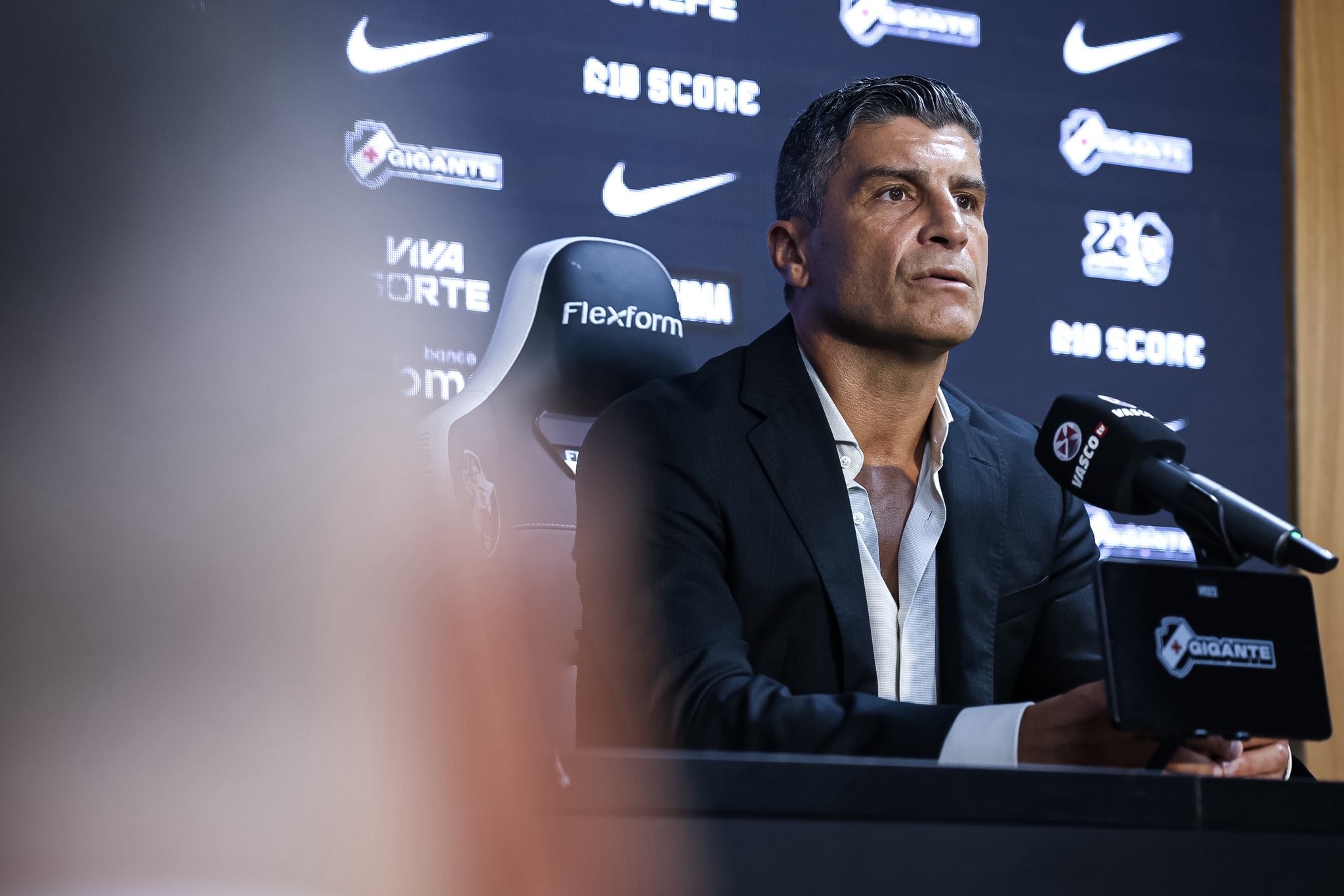 Estreia de Pedro Emanuel no Vasco promete emoções contra o Vitória