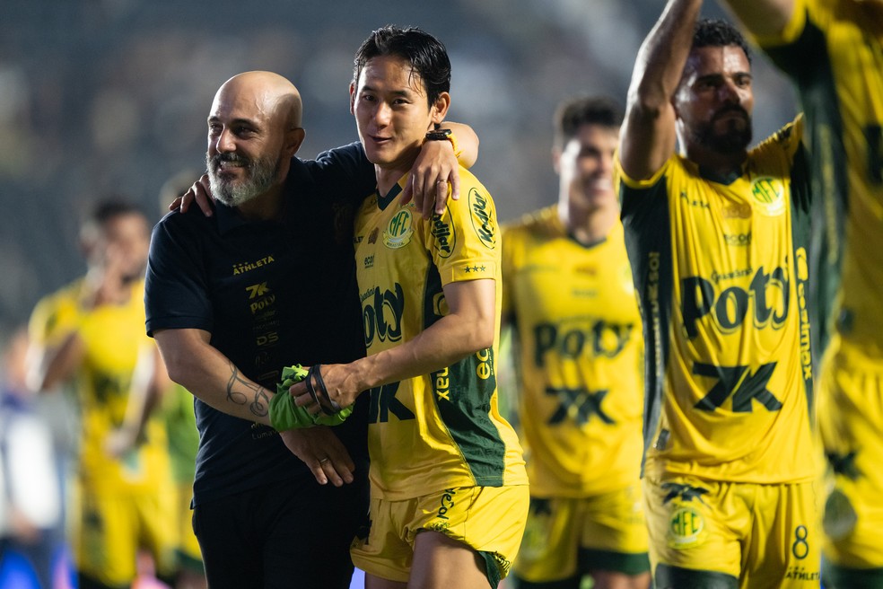 Rafael Guanaes, técnico do Mirassol, comemora vitória sobre o Vasco, em São Januário — Foto: Jorge Rodrigues/AGIF