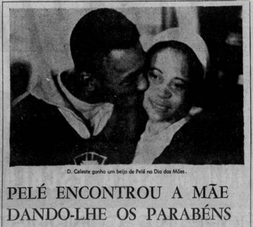 Em 1966, Pelé recebeu a visita dos pais na arquibancada do campo do Teresópolis, durante preparação da seleção brasileira — Foto: Arquivo / Jornal dos Sports