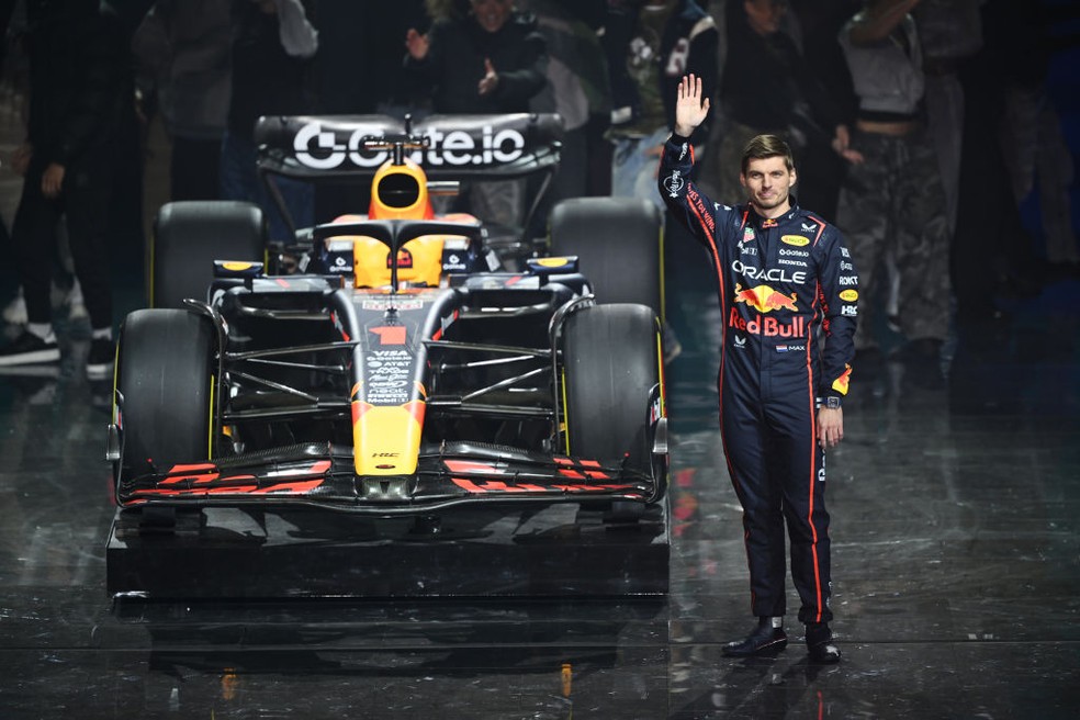 Max Verstappen e carro da RBR em evento da Fórmula 1 — Foto: Clive Mason - Formula 1/Formula 1 via Getty Images