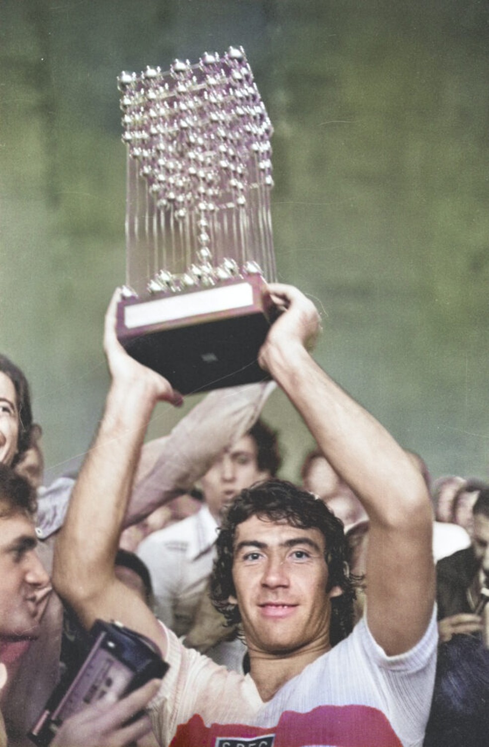 Volante Chic�o levantando a Ta�a das Bolinhas no Campeonato Brasileiro de 1977 � Foto: Arquivo | S�o Paulo FC