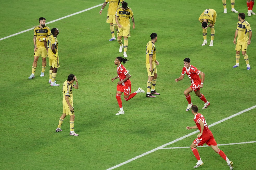 Jogadores do Bayern comemoram o gol de Olise na vitória sobre o Boca Juniors durante a Copa do Mundo de Clubes — Foto: Megan Briggs / AFP