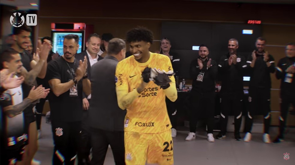 Hugo Souza é ovacionado em vestiário do Corinthians após classificação — Foto: Reprodução