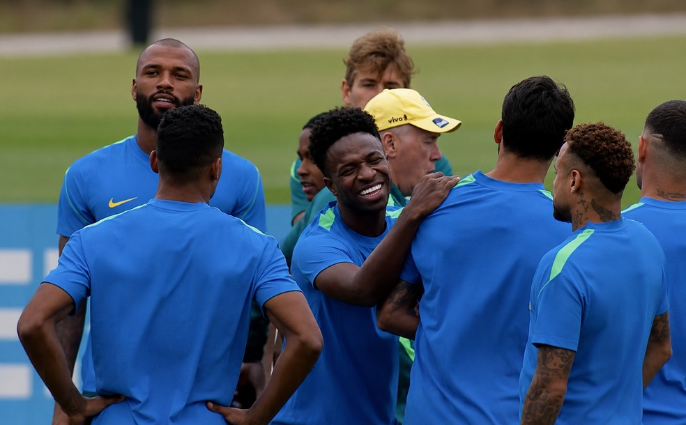 Observado por Neymar, Vini Jr. Vinicius Junior brinca com Paquetá em treino da Seleção nesta terça-feira — Foto: Reprodução/TV Globo
