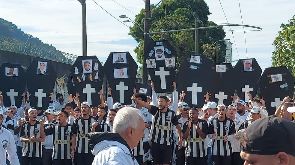 Caixões são exibidos na porta do CT Rei Pelé — Foto: Bruno Gutierrez