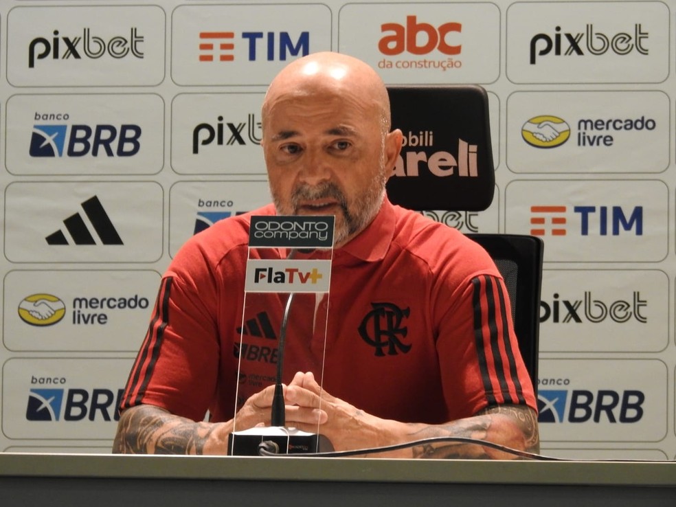 Sampaoli em entrevista coletiva após Flamengo x Fortaleza — Foto: Fred Gomes