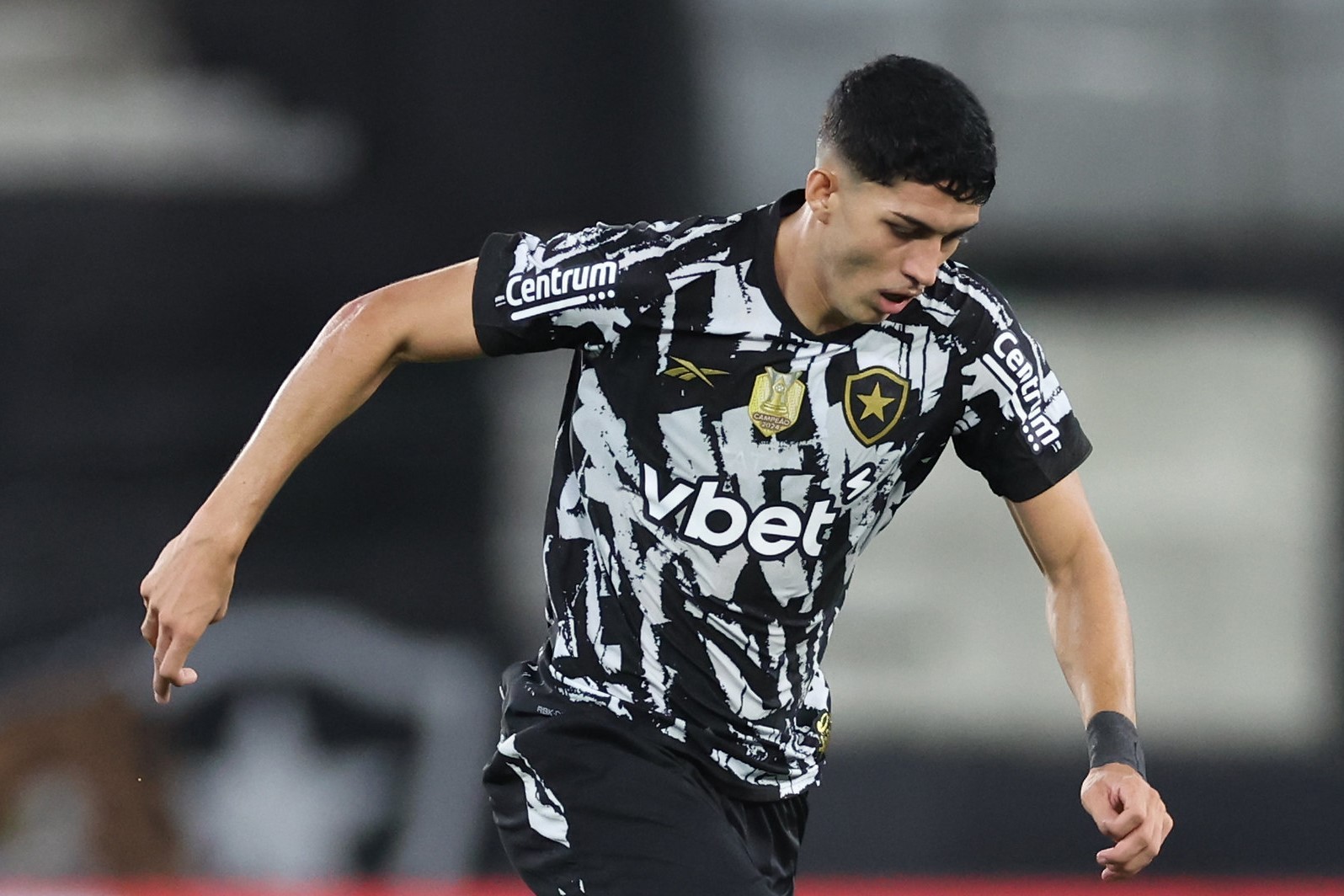 Como o Botafogo vai repor a vaga de Jair? Entenda planejamento do clube e busca por zagueiro