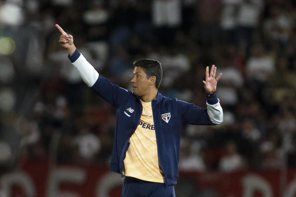 Thiago Carpini em São Paulo x Mirassol — Foto: Miguel Schincariol/Saopaulofc.net