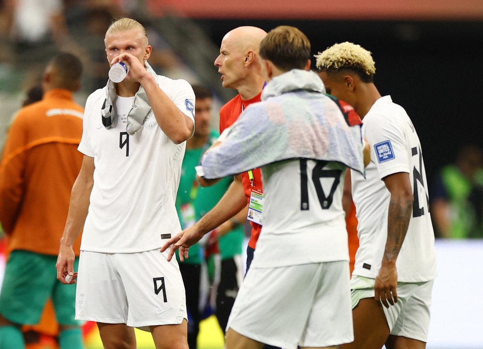 Jogadores da Noruega se hidratam sob sensação térmica 46