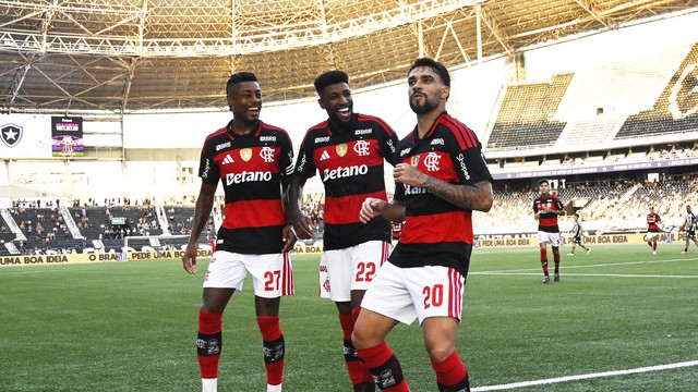 Lucas Paquetá comemora gol do Flamengo contra o Botafogo