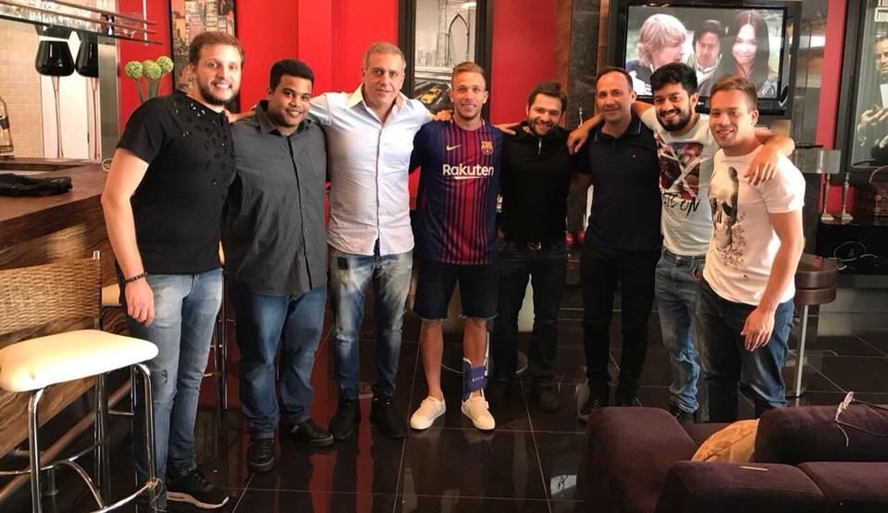 Foto de Arthur com a camisa do Barcelona vaza apos reuniao com clube espanhol futebol ge