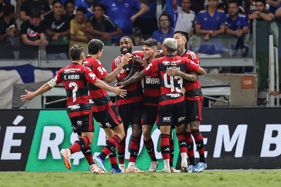 Comemoração do gol do Ayrton Lucas pelo Flamengo contra o Cruzeiro — Foto: https://ge.globo.com/playlist/desimpedidos.ghtml#video-12043613