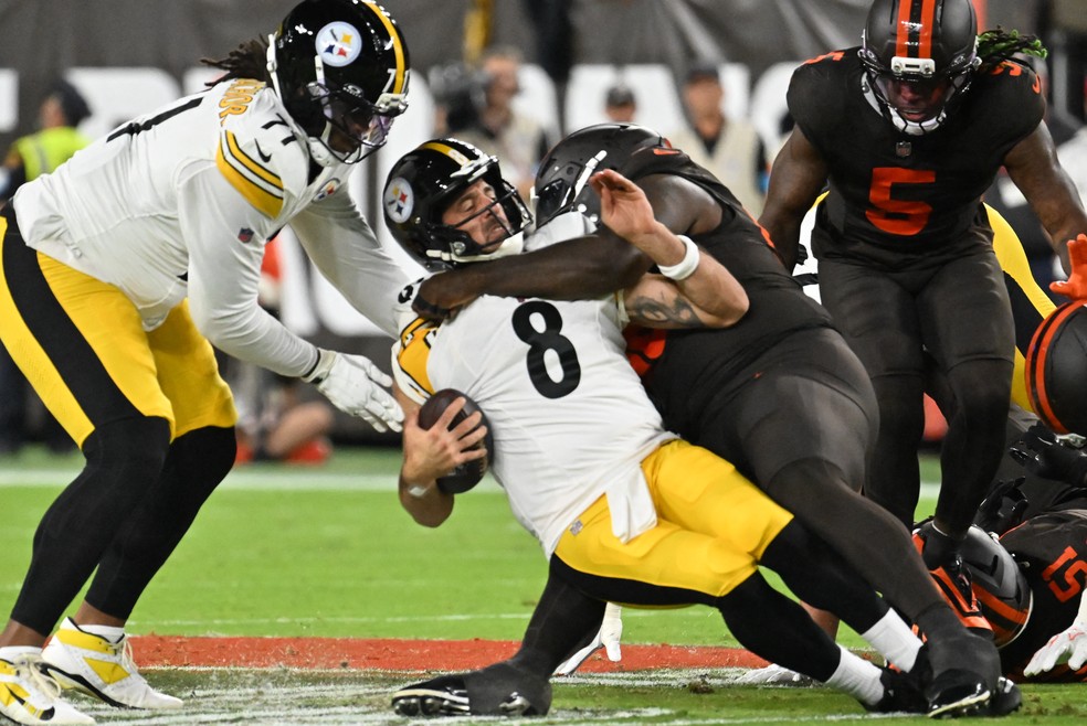 Aaron Rodgers, do Pittsburgh Steelers, sofre sack contra o Cleveland Browns — Foto: Ken Blaze/Reuters