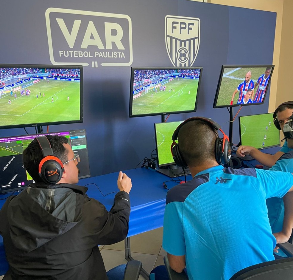 Pré temporada dos árbitros do Campeonato Paulista tem simulador de Cabine do VAR — Foto: Gustavo Pazzotto
