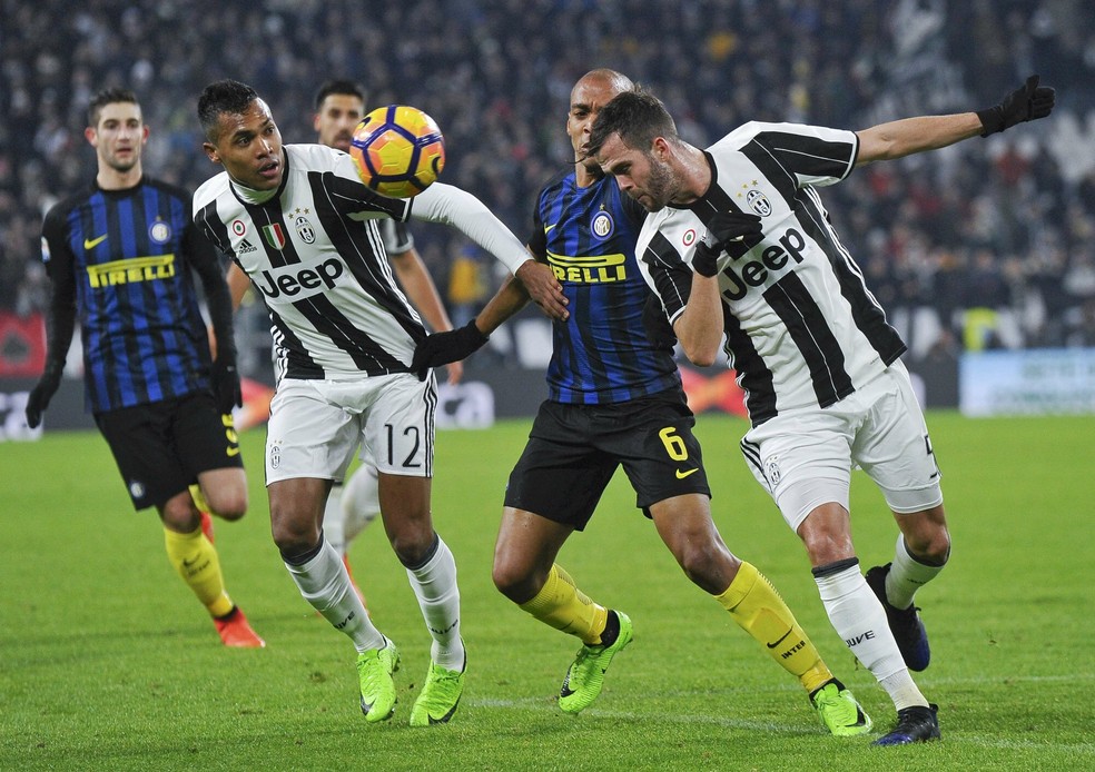 Alex Sandro em ação no Juventus x Inter — Foto: Reuters