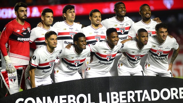 São Paulo posa para foto antes de jogo contra o Talleres na Libertadores