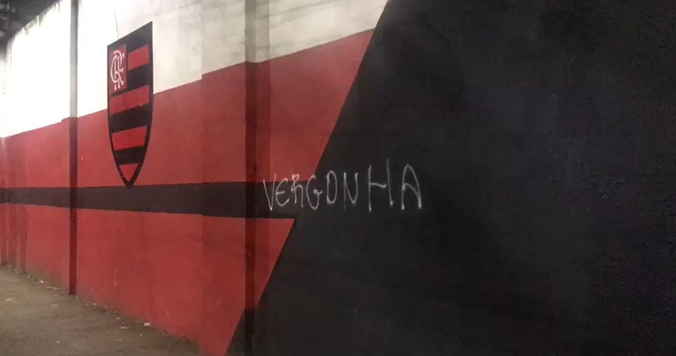 "Vergonha" pichado no muro da Gávea, em protesto após Flamengo perder título da Copa do Brasil — Foto: Álvaro Santana