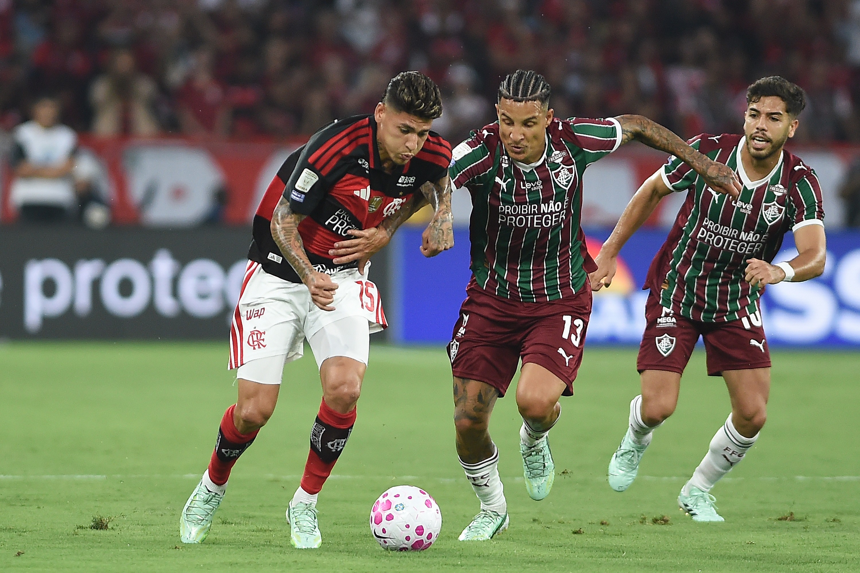 Mexidas dão vida ao ataque rubro-negro em noite de liderança mantida