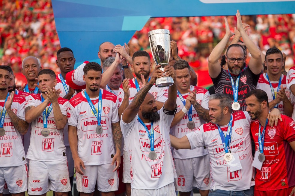 Luizão levanta taça de vice-campeão da Série A2 2024, pelo Noroeste — Foto: Thomaz Marostegan/Ag.Paulistão