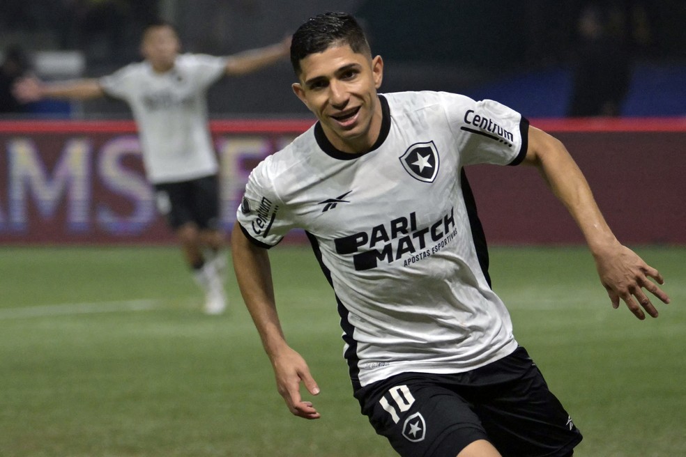 MELOU? São Paulo trava negociação com Botafogo por Savarino e Vitinho