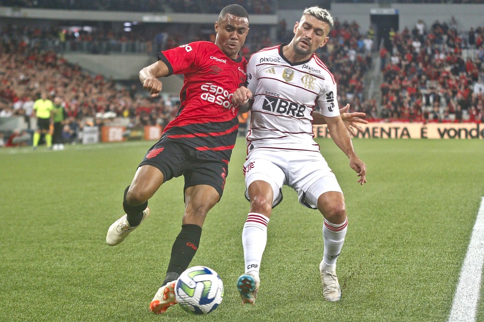 Erick e Arrascaeta disputam bola na partida em Curitiba — Foto: Gabriel Machado/AGIF