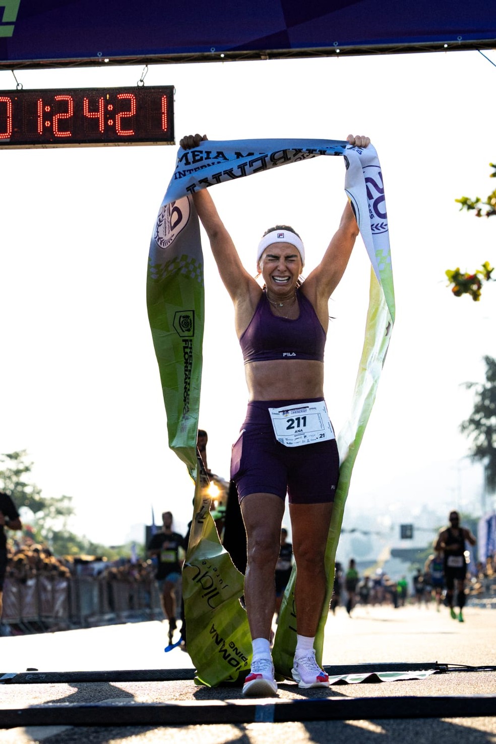 Ana Augusta, vencedora da categoria 21km da meia-maratona de Florianópolis — Foto: Divulgação/FILA