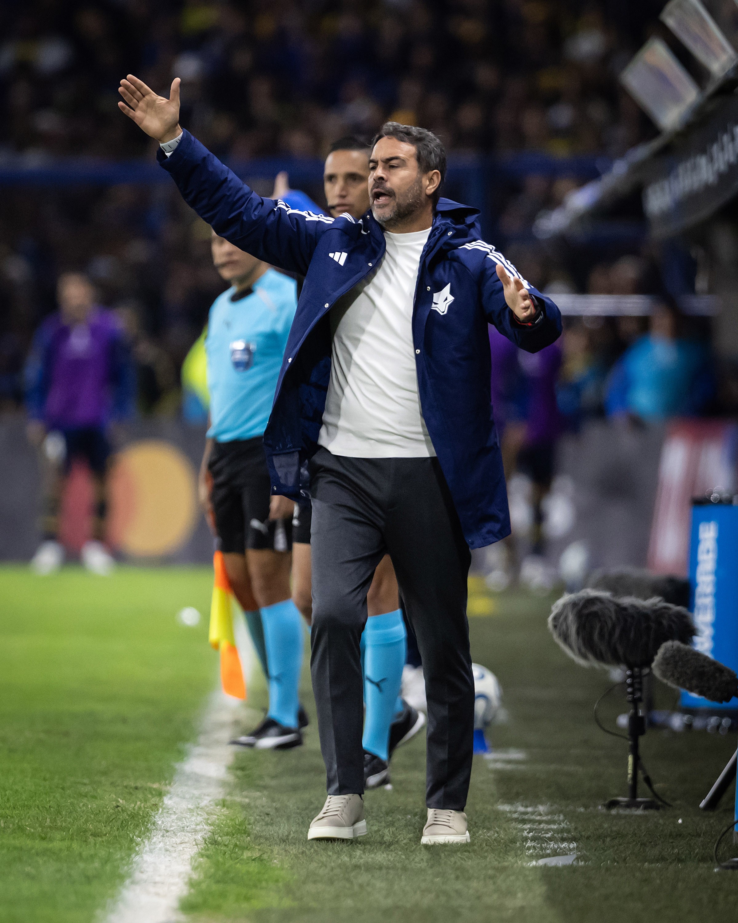 Artur Jorge exalta empate do Cruzeiro com um a menos, fala da arbitragem e cita "ambiente fantástico"