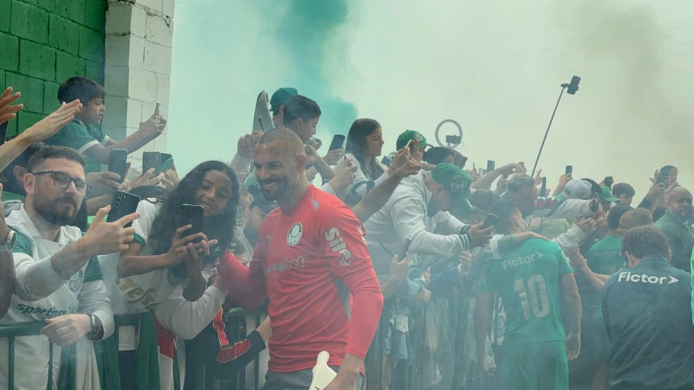 Weverton atende torcedores do Palmeiras na porta do CT — Foto: Camila Alves