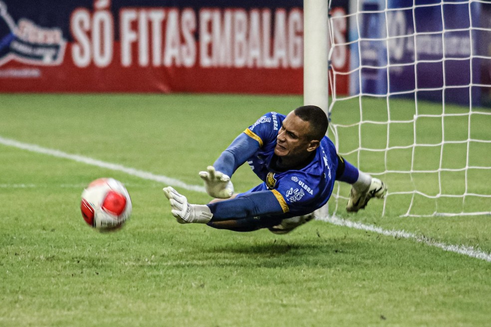 Renan brilhou pegando dois pênaltis na estreia e garantiu título ao. Amazonas — Foto: João Normando/AMFC