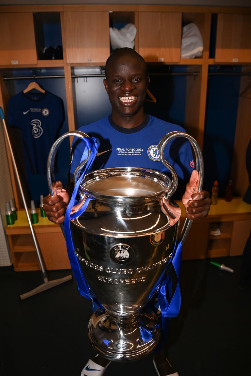 Kanté com a taça da Liga dos Campeões — Foto: Getty Images