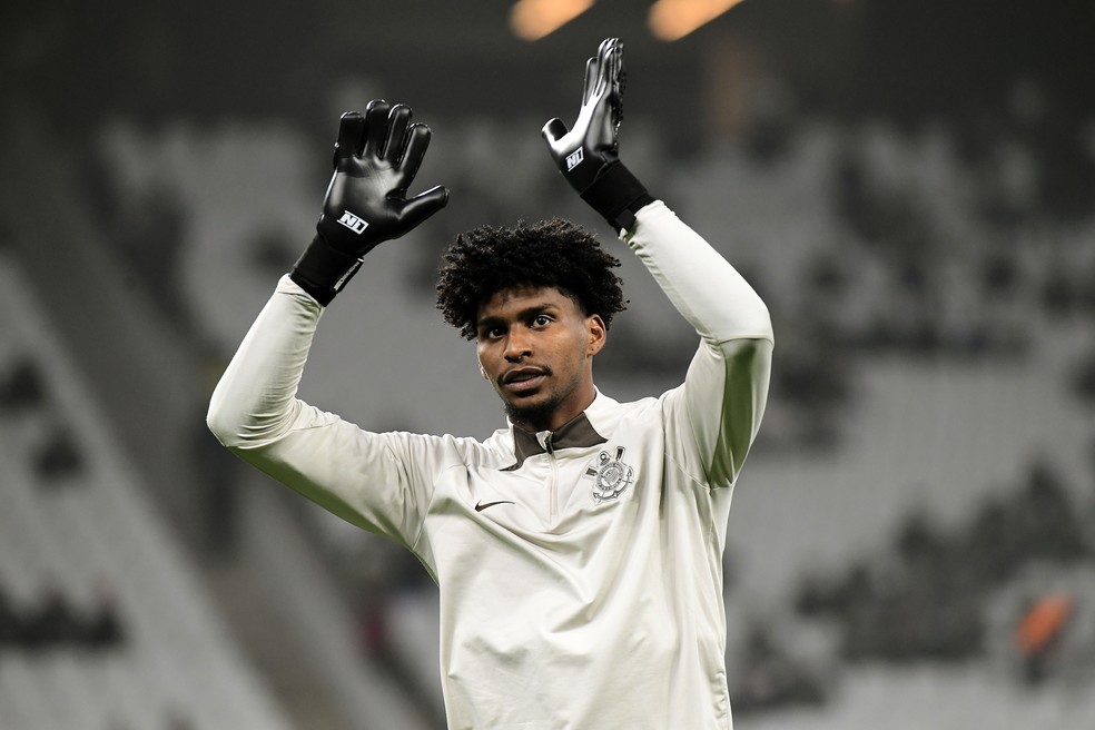Hugo Souza agradece ao apoio do torcedor do Corinthians na Neo Química Arena — Foto: Marcos Ribolli
