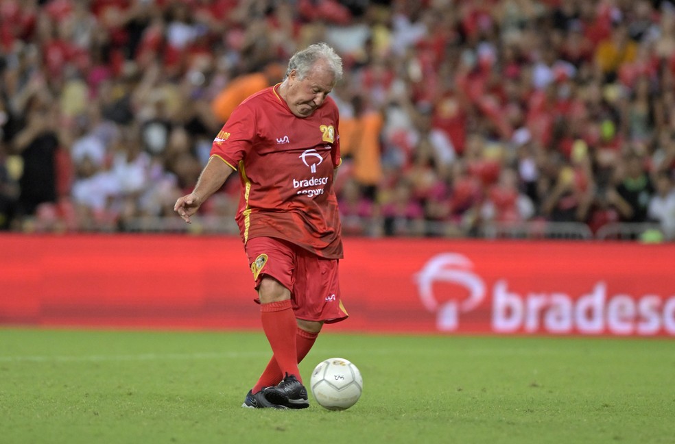 Zico cobra pênalti no Jogo das Estrelas: gramado manteve boa condição depois de mais de 70 jogos no Maracanã — Foto: André Durão