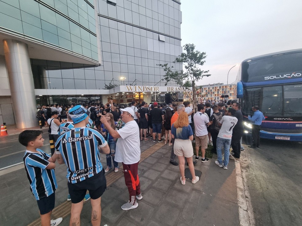 Torcedores do Corinthians e do Grêmio dividiram espaço na porta do hotel — Foto: José Edgar de Matos