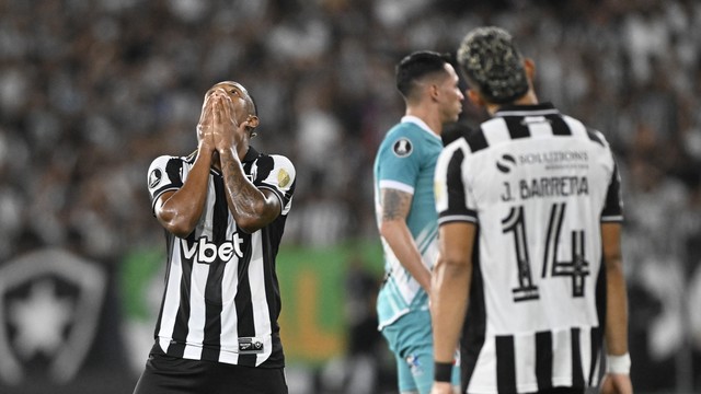 Danilo, do Botafogo, em ação contra o Nacional Potosí