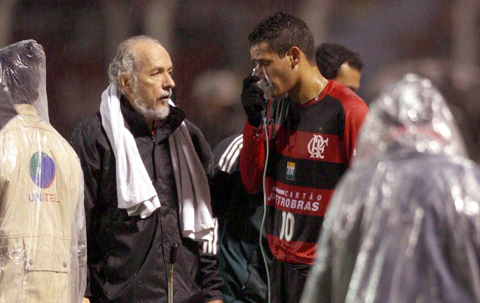 Renato Augusto recebe auxílio de cilindro de oxigênio durante partida em 2007