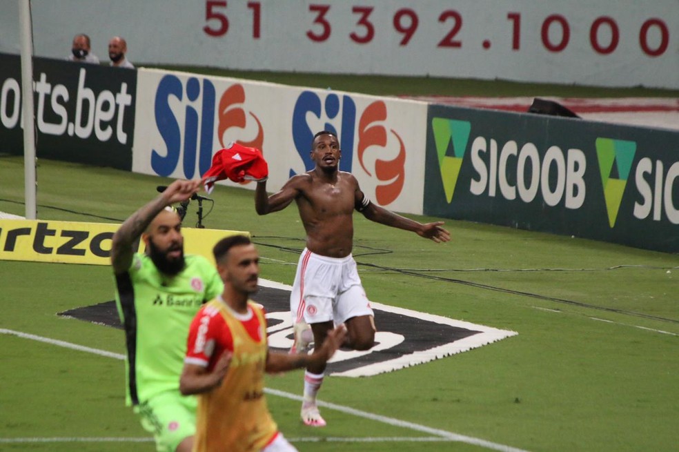 Impedido: por centímetros Edenilson não marcou o gol do título em 2020 — Foto: Eduardo Deconto/ge.globo