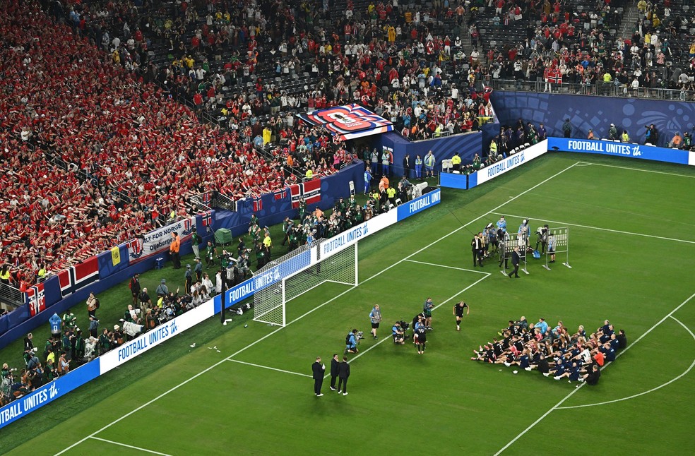 Jogadores da Noruega fazem remada viking com torcida