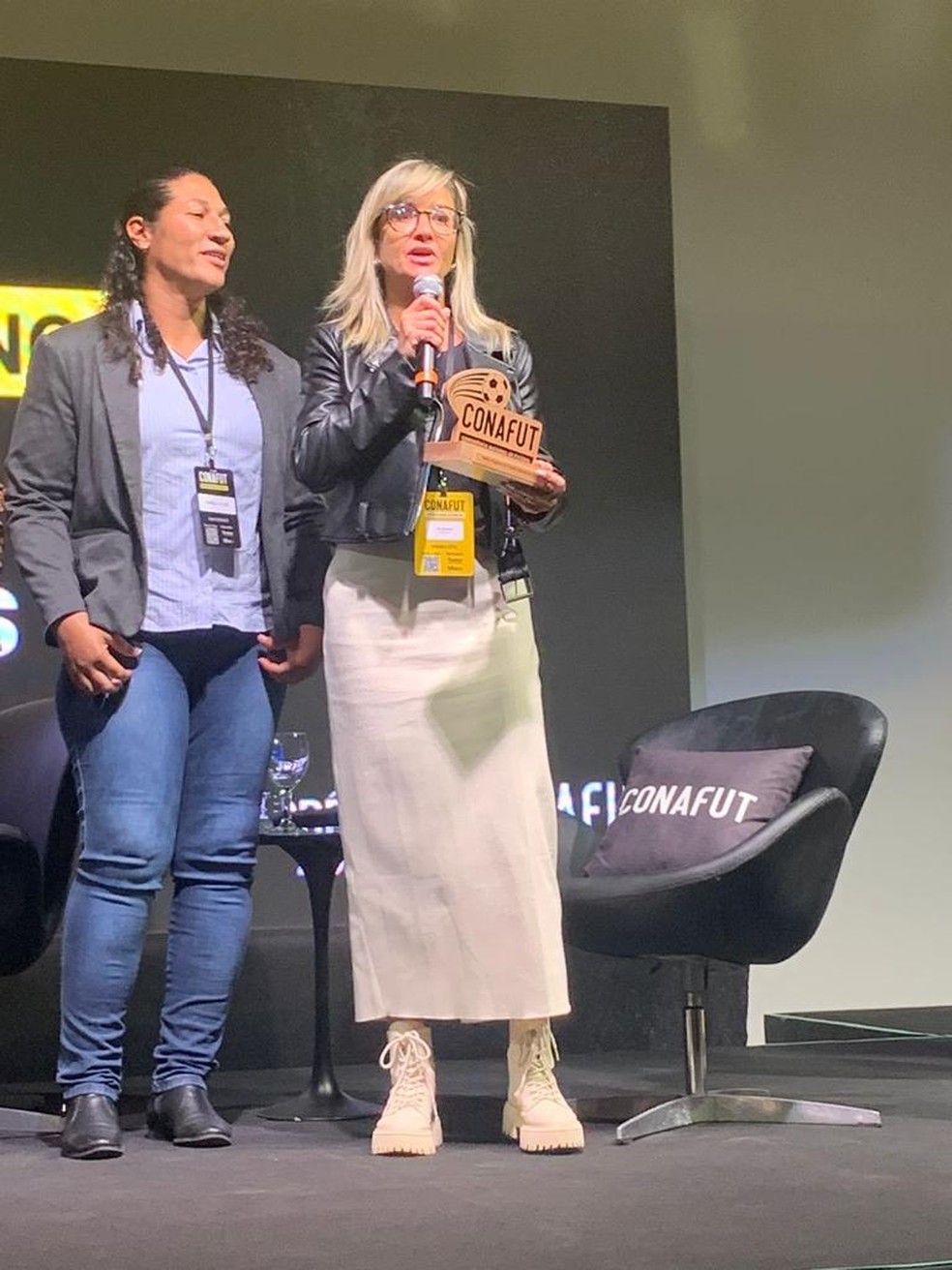 Cris Gambaré, diretora do Corinthians, recebe prêmio na Conafut — Foto: Conafut