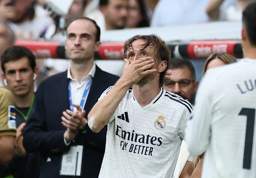 Modric chora na despedida do Real Madrid no Bernabéu — Foto: Reuters