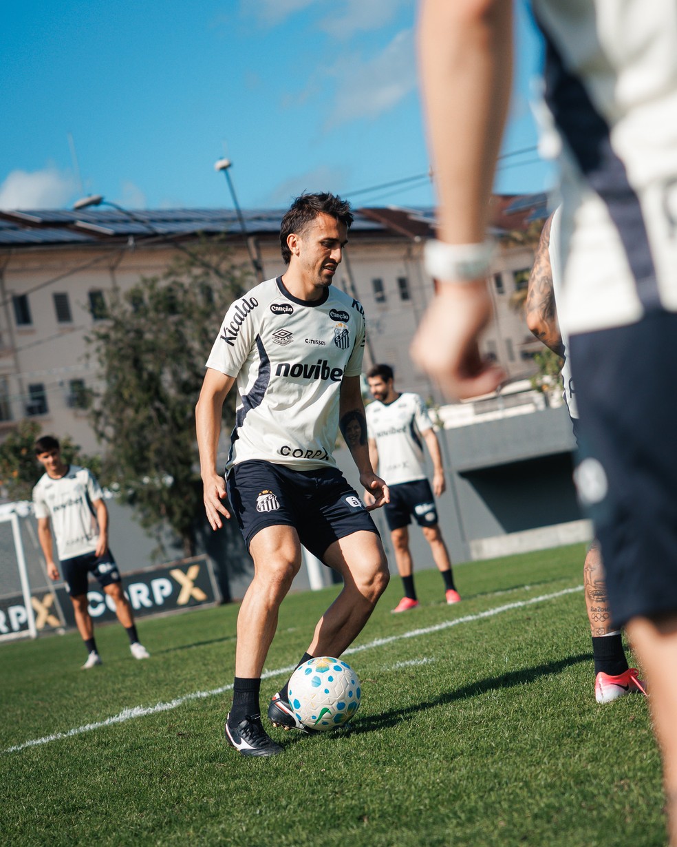 João Schmidt durante treino do Santos — Foto: Raul Baretta/ Santos FC