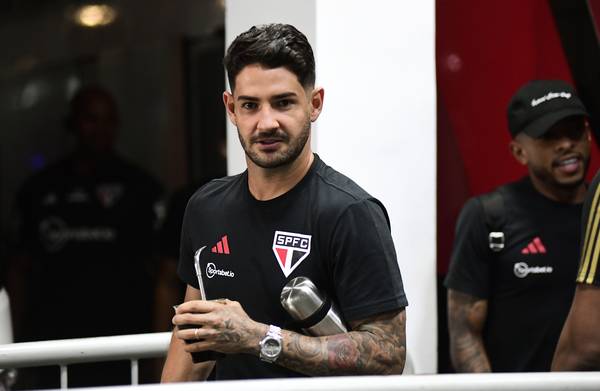 Dorival corta Pato pelo terceiro jogo no São Paulo, e renovação de atacante fica mais distante
