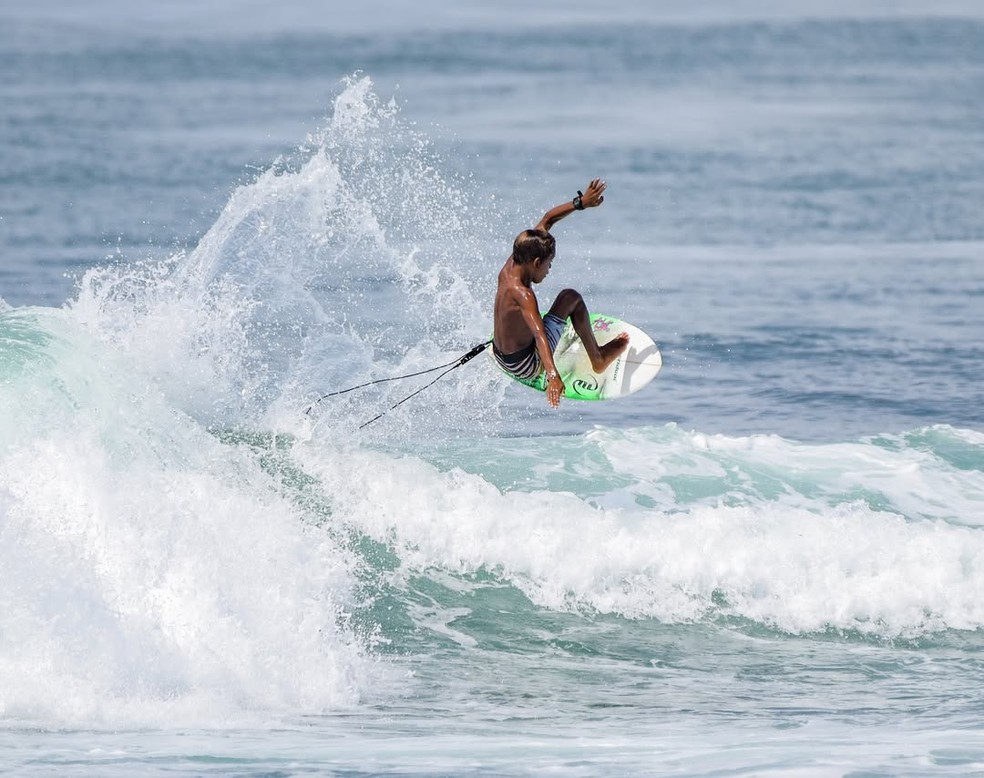 Davi Lucca é o mais jovem surfista a descer a Pororoca — Foto: Orlando Rodrigues/ Arquivo Pessoal