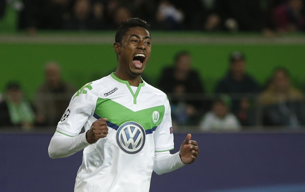 Bruno Henrique comemora vitória do Wolfsburg — Foto: AP Photo/Michael Sohn
