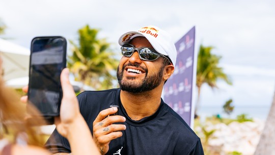 Italo Ferreira supera acidente na véspera e estreia com vitória em Fiji