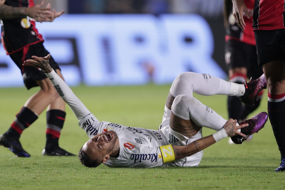 Neymar reclama de dor em Santos x Botafogo-SP — Foto: Ettore Chiereguini/AGIF