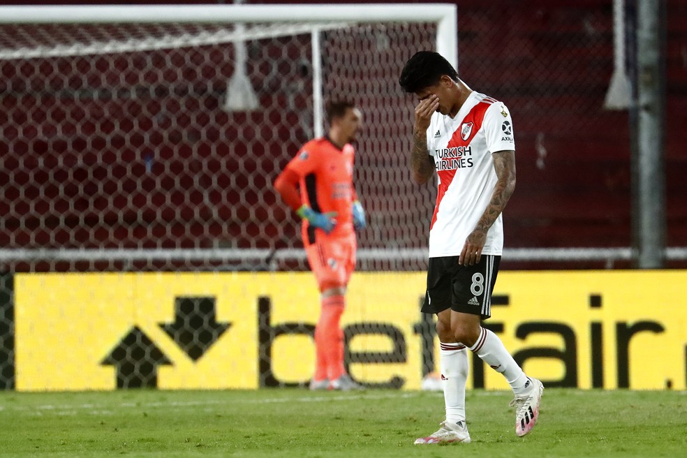 Carrascal lamenta em jogo entre River Plate e Palmeiras em 2021 — Foto: Marcos Brindicci - Pool/Getty Images