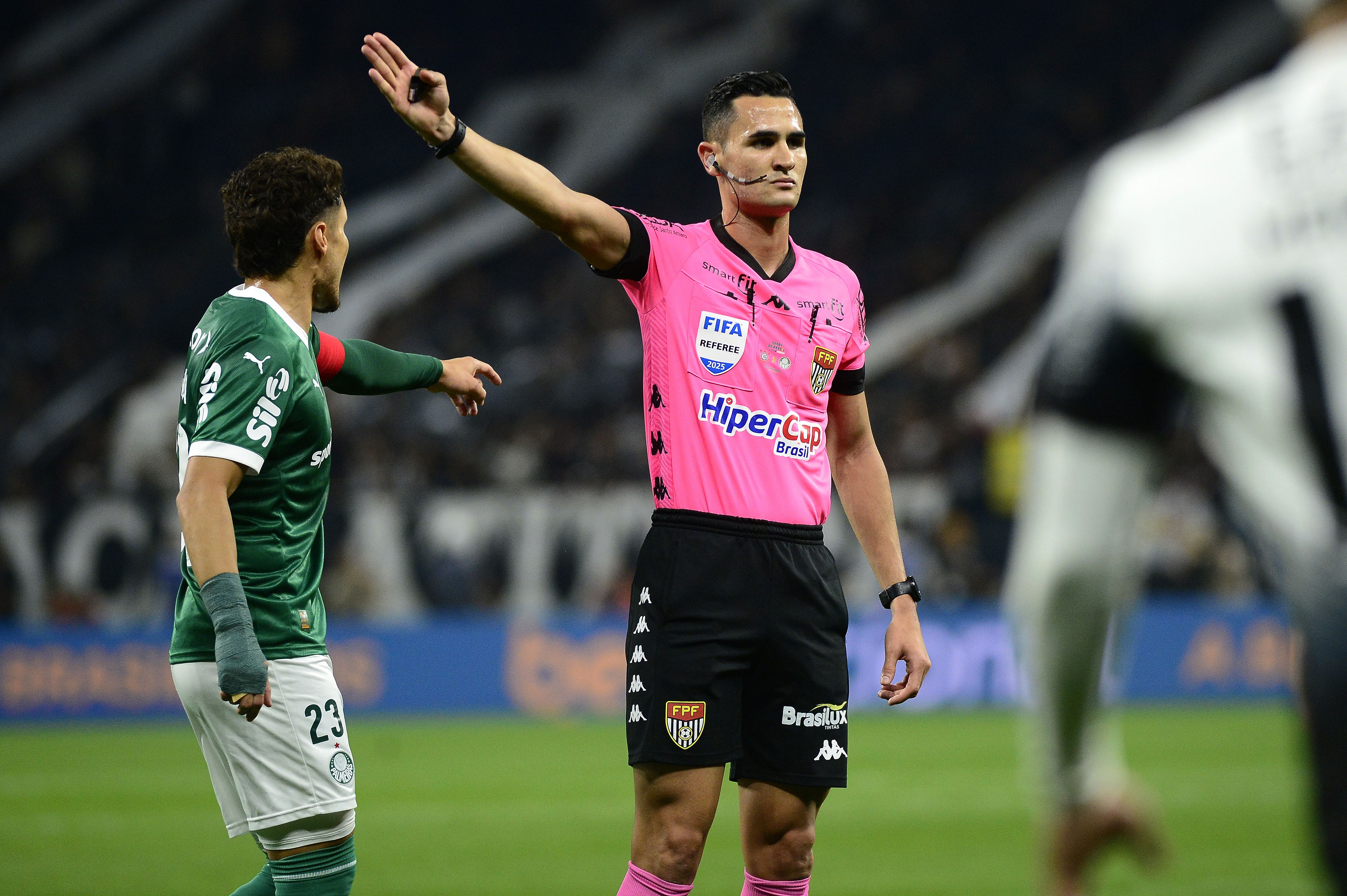 FPF define árbitro para primeira final entre Palmeiras e Novorizontino!