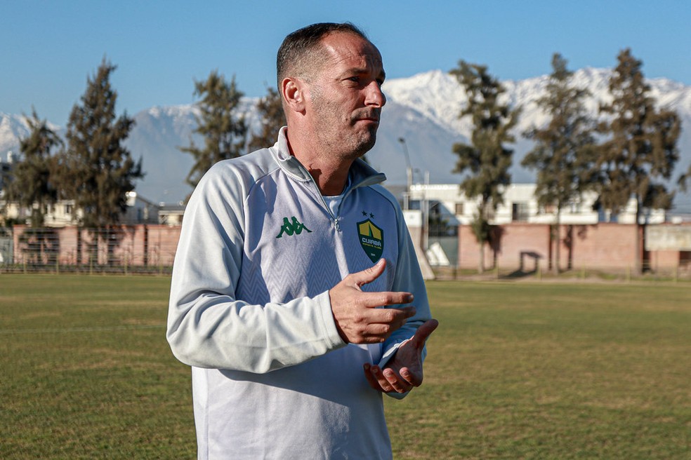 Petit comanda o último treino do Cuiabá antes da partida contra o Palestino — Foto: AssCom Dourado