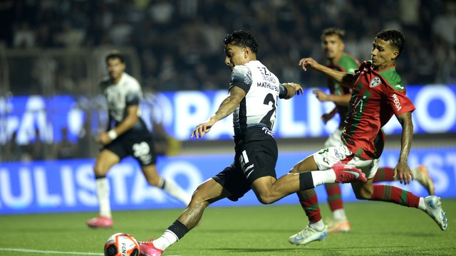 Bidu no lance do primeiro gol do Corinthians contra a Portuguesa